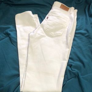 White cream Levi’s jeans